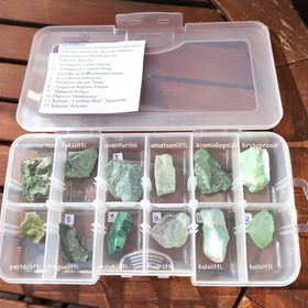 Kiviharrastajan setti nroA  vihreitä raakakiviä