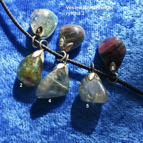 Riipus rumpuhiottu vesimeloniturmaliini elbaiitti. Ryhmä 2