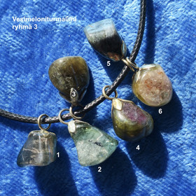 Riipus rumpuhiottu vesimeloniturmaliini elbaiitti. Ryhmä 3