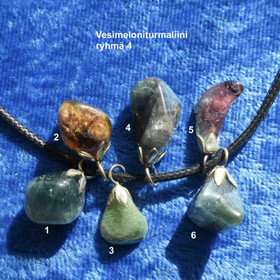 Riipus rumpuhiottu vesimeloniturmaliini elbaiitti. Ryhmä 4