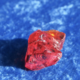 Raakalasi 14g kirkkaanpunainen, kulmassa keltaista nro72