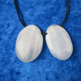 Riipus seleniitti valkoinen ovaali porattu, pituus 35mm leveys 23-25mm
