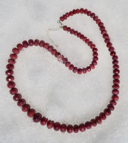 Kaulahelmet rubiininpunaiset viistehiotut korundihelmet