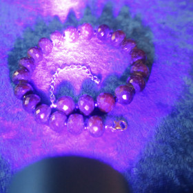 Rannekoru safiiri viistehiottu, pikku hematiitit väleissä, 19-24cm