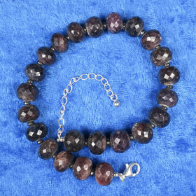 Rannekoru safiiri viistehiottu, pikku hematiitit väleissä, 19-24cm