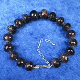 Rannekoru safiiri viistehiottu, pikku hematiitit väleissä, 17-22cm