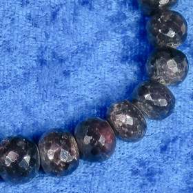 Safiiri viistehiottu irtohelmi 