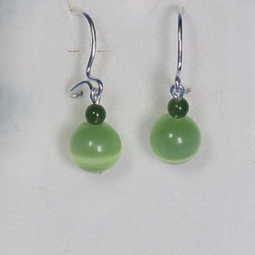 Korvakorut vihreä 8mm kissansilmälasi ja 4mm akaatti V84