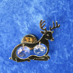 Magneetti kultakristalli poro. Kirkas ja vaaleanpunainen kristalli.