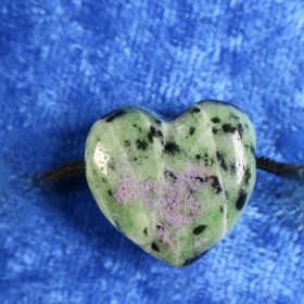 Riipus rubiinizoisiitti anyoliitti porattu sydän 20x20mm R