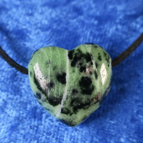 Riipus rubiinizoisiitti anyoliitti porattu sydän 20x20mm R