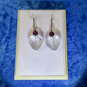 Korvakorut vuorikidesydän viistehiottu ja almandiini 