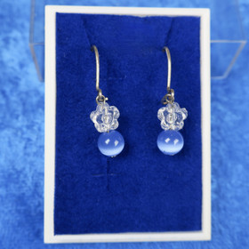 Korvakorut vaaleansininen kissansilmälasi ja kukka