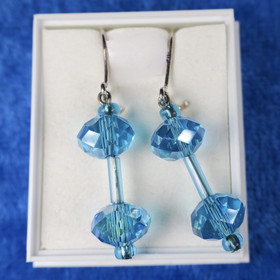 Korvakorut kaksi viistehiottua lasihelmeä, turkoosinsininen