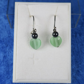 Korvakorut vihreä kissansilmä kuitulasisydän ja hematiitti