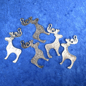 Poro metallia, korkeus 38mm ripustuslenkillä. Askartelutarvike