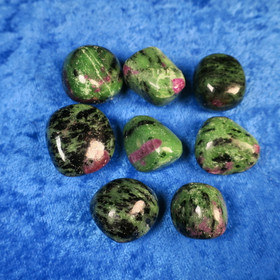 Rubiinizoisiitti Anyoliitti rumpuhiottu Intia. A-laatu. Valitse 10-25g