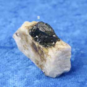 Lumikvartsi ja musta turmaliini 10g. Torro Suomi Hi178