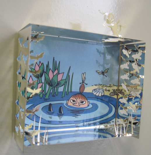 Magneetti Pikku Myy koristeellisessa metallikehikossa