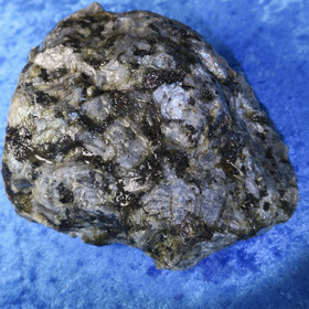 Larvikiitti raaka 870g Larvik Norja. Hi117 