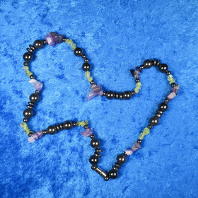 Kaulahelmet magneettinen hematiitti peridootti ja ametisti 50cm