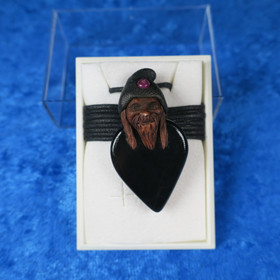 Riipus onyksi musta pisara piksihahmo rubiini hatussa pixiA