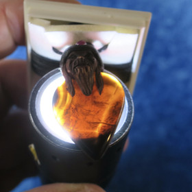 Riipus onyksi musta pisara piksihahmo rubiini hatussa pixiA