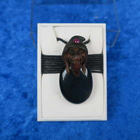 Riipus onyksi musta ovaali piksihahmo rubiini hatussa pixiB