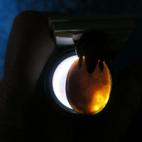 Riipus onyksi musta ovaali piksihahmo rubiini hatussa pixiB