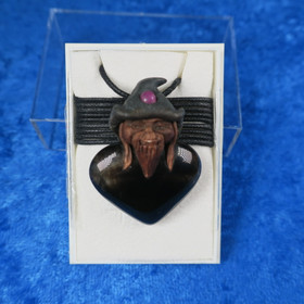 Riipus onyksi musta pisara piksihahmo rubiini hatussa pixiD