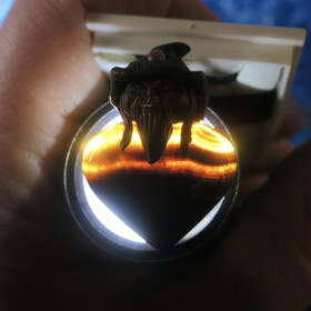 Riipus onyksi musta pisara piksihahmo rubiini hatussa pixiD