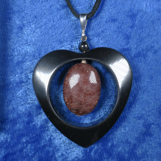 Riipus hematiittisydän ja punainen aventuriini.