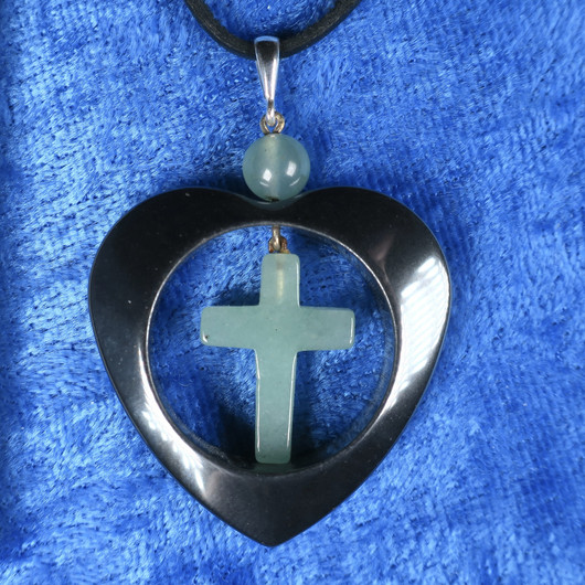 Riipus hematiittisydämessä aventuriiniristi