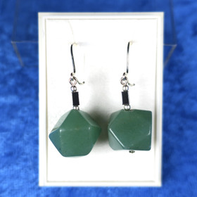 Korvakorut vihreä kulmikas aventuriini ja hematiitti B