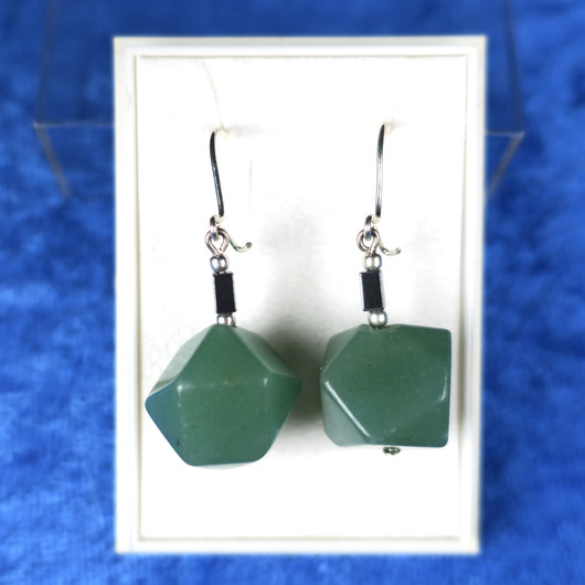 Korvakorut vihreä kulmikas aventuriini ja hematiitti B