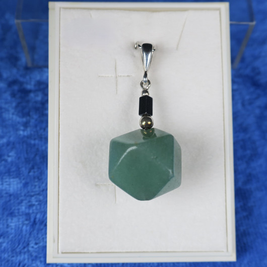 Riipus vihreä kulmikas aventuriini ja hematiitti B