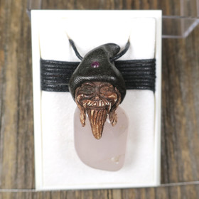 Riipus ruusukvartsi piksihahmo rubiini hatussaan pix8