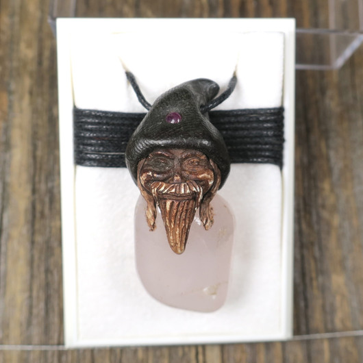 Riipus ruusukvartsi piksihahmo rubiini hatussaan pix8