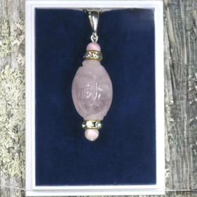 Riipus ruusukvartsi kuviokaiverrettu, helmiäiset zirkonikoristein RHH