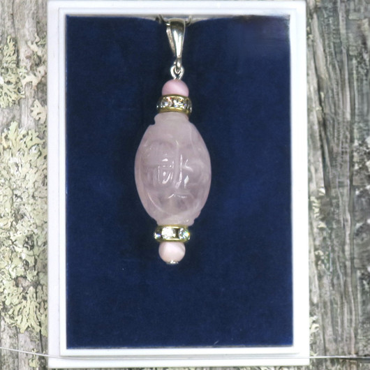 Riipus ruusukvartsi kuviokaiverrettu, helmiäiset zirkonikoristein RHH