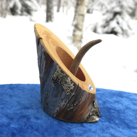 Sormusteline poronsarvi ja kelopuuta