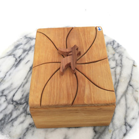 Puurasia irtokannella, 400g voirasialle. Kannessa poro. 