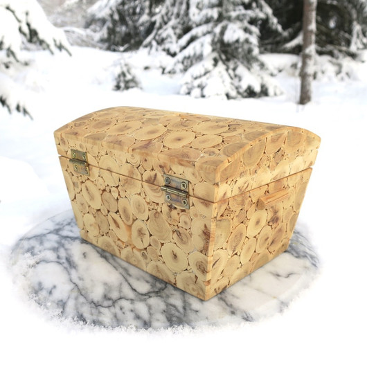 Kataja aarrearkku kaarevalla saranakannella