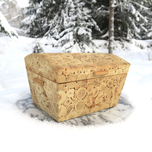 Kataja aarrearkku kaarevalla saranakannella