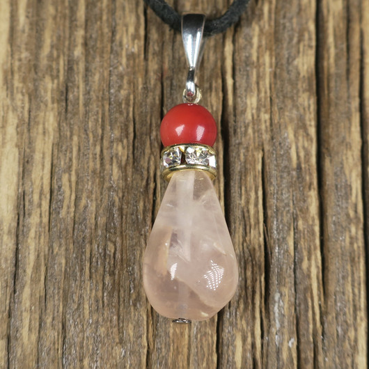 Riipus ruusukvartsipisara ja helmiäinen zirkonikoristein. ZZX