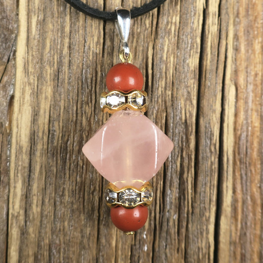 Riipus ruusukvartsi kulmikas ja kvartsiitit zirkonikoristein. ZZK