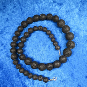 Kaulahelmet musta vulkaniitti laavakivi hohkakivi. Ines1