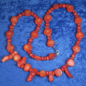 Kaulahelmet punaiset korallihelmet 51cm. Korinna