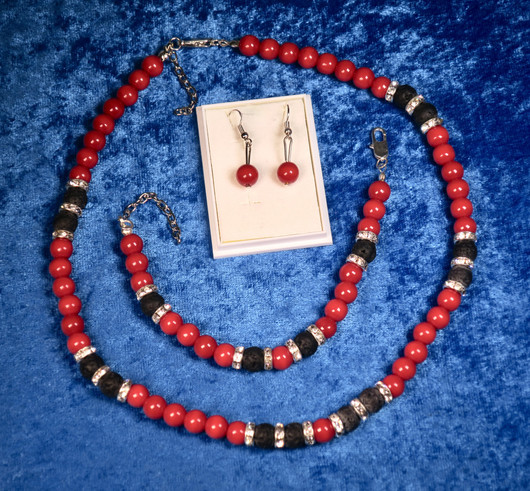 Korusetti laavakivi ja punaiset kaulahelmet, rannekoru, korvakorut. KORLA1