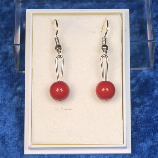 Korusetti laavakivi ja punaiset kaulahelmet, rannekoru, korvakorut. KORLA1